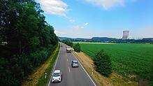 Umgehungsstraße von Dogern zwischen Kühlturm in Leibstadt und dem Lärmschutzwall, der den Ortskern sowie die Wohngebiete schützt. Das ...