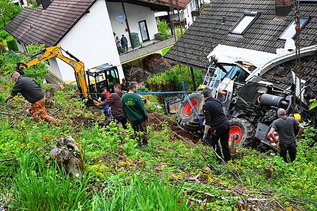 Bild 1: Bergung des Feldhäckslers- Hier sind die Bilder