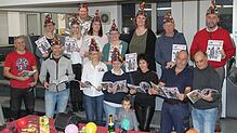 Halten den druckfrischen Ochsenbachkurier in Händen (vordere Reihe, von links): Patrick Eichhorn, Rainer Zanker, Martina Burkart, ...