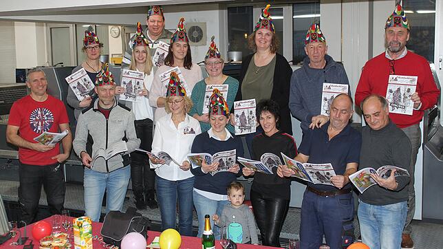 Halten den druckfrischen Ochsenbachkurier in Händen (vordere Reihe, von links): Patrick Eichhorn, Rainer Zanker, Martina Burkart, ...