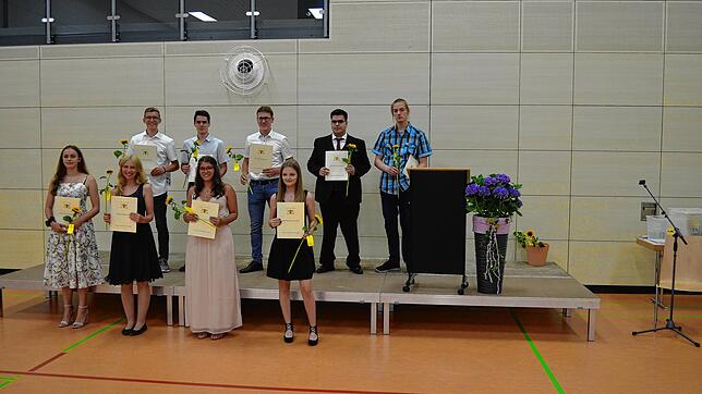 Die Besten der Klassenstufe 10 des Bonndorfer Realschuljahrgangs erhielten ihre Urkunden und stellten sich dem Fotografen. Hier ist die ...