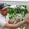 Bildhauer Vincenz Repnik zeichnet wesentliche Linien auf dem Sandstein an, um sein Kunstwerk, das er in Miniaturformat vorgearbeitet ...