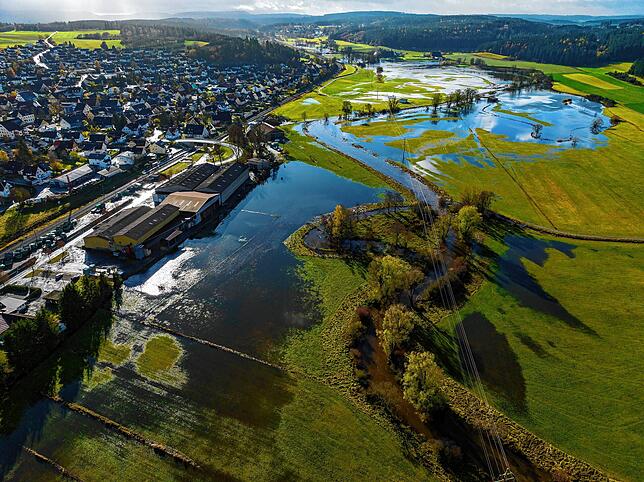 Nach dem tagelangen Regen steht das Tal der Brigach bei Klengen am Mittwoch, 15. November, weitflächig unter Wasser.
