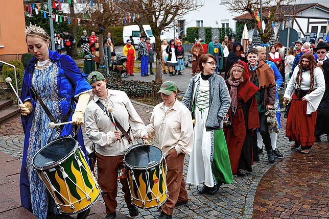 Bild 5: Rathaussturm in Moos: Gemeinde wehrt sich als römische Armee – Die Bilder vom Fasnacht-Spektakel!