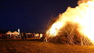 Hell lodert das Görwihler Fasnachtsfeuer auf. Es symbolisiert die begonnene Fastenzeit.