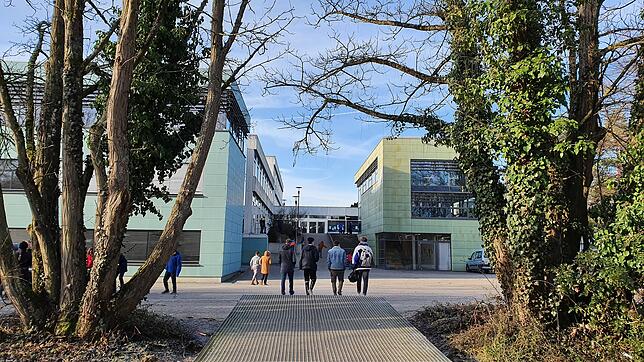 Es gibt auch recht neue Bauten am Friedrich-Wöhler-Gymnasium: Der Chemie-Bereich wurde jüngst neu ausgestattet.
