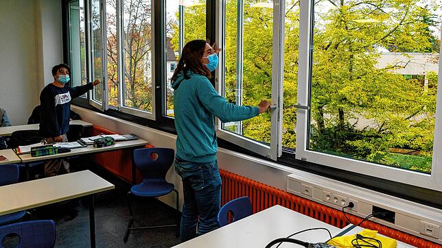 Das regelmäßige Lüften der Klassenzimmer ist in der Corona-Krise vorgeschrieben, wie hier im Villinger Gymnasium am Romäusring. Doch ...