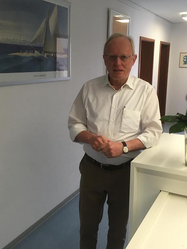 Hausarzt Arnulf Hamann beklagt ausbleibende Lieferungen des Impfstoffs. Damit ist er nicht alleine.