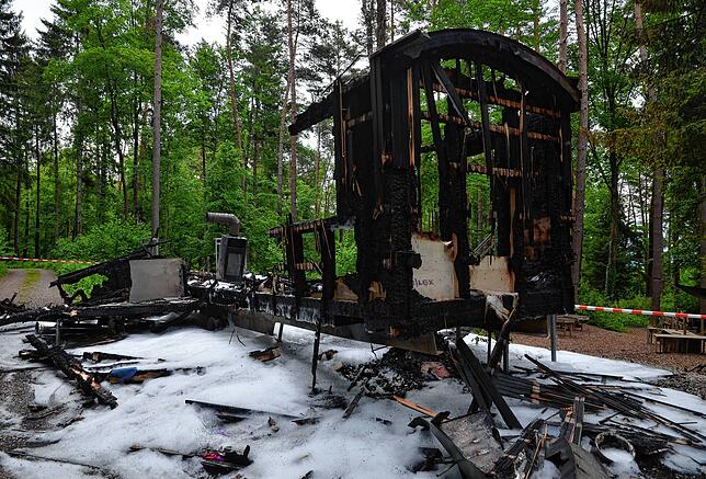 Völlig ausgebrannt: der Wagen des Waldkindergartens.