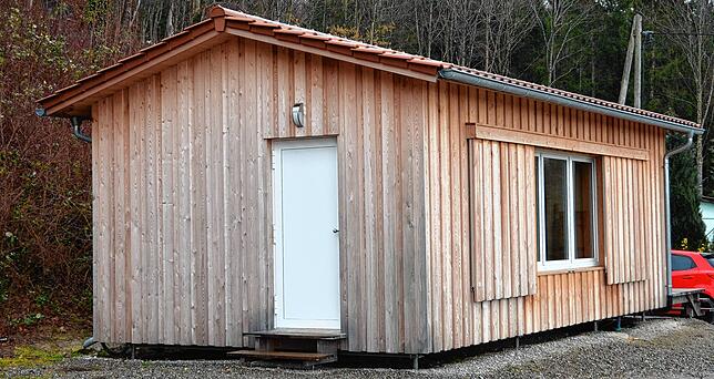 Die Schutzhütte beim Waldkindergarten in Möggenweiler kann bei Unwetter oder Sturm vorübergehend als Ersatz für den verbrannten Wagen ...