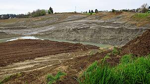 In der Tongrube wird noch abgebaut und gleichzeitig abschnittsweise renaturiert, und zwar bis zum Jahr 2035. Deshalb kann nach Angaben ...