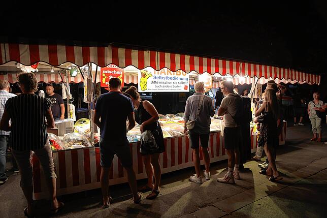 Bild 3: Seenachtfest 2024: Party auf dem Festgelände. Hier sorgen DJs und Bands für Stimmung bei den Gästen