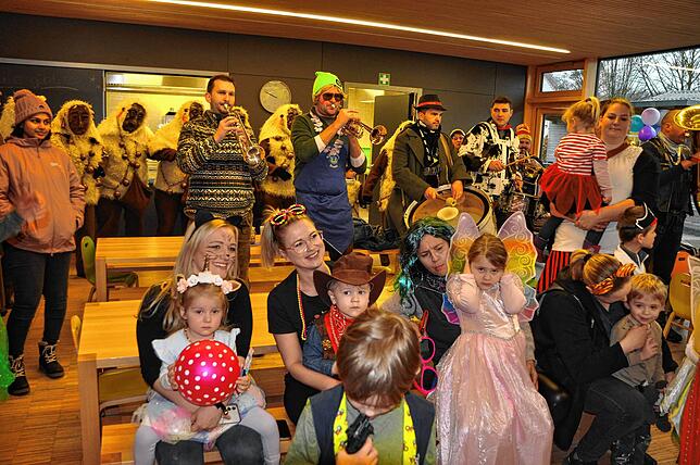 Bild 9: Narren befreien Kindergartenkinder in Hepbach und Leimbach – Die schönsten Bilder!