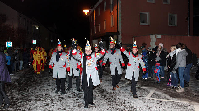 Über 30 Zünfte, Narrenvereine, Guggenmusiken und die Kapelle des Musikvereins Riedöschingen bilden beim Nachtumzug ein buntes Bild. Hier ...