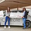 Pasquale Fragale (links), seine Kinder Alessia (Zweite von links) sowie Luca (rechts) bei der Übergabe der Gutscheine an Havane Gündüz ...