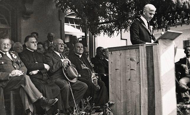 Am 30. Juli 1950 feierte Stühlingen die Wiedererhebung zur Stadt. Im Bild aus dem Archiv von Arnfried Winterhalder sind die Redner zu ...