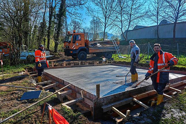Emsig: Das Fundament für den Aussichtsturm an der Wehrabucht wurde vor einer Woche von Bauhofleiter Werner Grether (rechts) und seinen ...