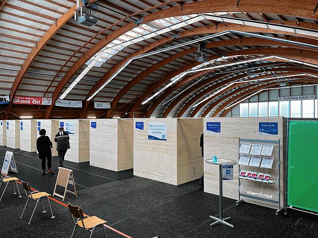 So sah es noch im Februar 2021 in der Tennishalle aus.
