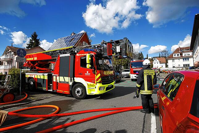 Im Einsatz war unter anderem auch eines der Drehleiterfahrzeuge der Konstanzer Feuerwehr. Fünf Bewohner des betroffenen Hauses wurden ...