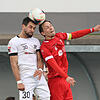 Nicht nur dieses Kopfballduell war im Oberliga-Derby umkämpft. 90 Minuten schenkten sich beide Teams nichs. Das Bild zeigt den Villinger ...