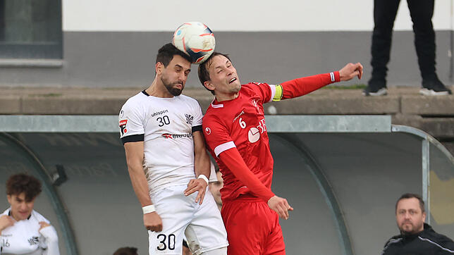 Nicht nur dieses Kopfballduell war im Oberliga-Derby umkämpft. 90 Minuten schenkten sich beide Teams nichs. Das Bild zeigt den Villinger ...