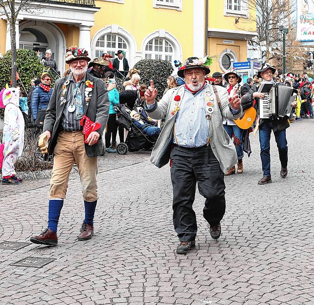 Bild 6: Hunderte Nachwuchsnarren starten beim Donaueschinger Kinderumzug