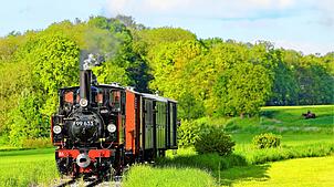 Die auch überregional bekannte Ausflugsbahn ist ab dem 1. Mai wieder in Betrieb und fährt durch die oberschwäbische Landschaft. Bild: ...