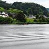 Mit einem Boot fährt die Wasserschutzpolizei auf der Suche nach den beiden vermissten Frauen zum wiederholten Mal den Rhein bei ...