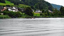 Mit einem Boot fährt die Wasserschutzpolizei auf der Suche nach den beiden vermissten Frauen zum wiederholten Mal den Rhein bei ...