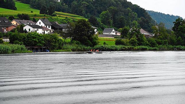 Mit einem Boot fährt die Wasserschutzpolizei auf der Suche nach den beiden vermissten Frauen zum wiederholten Mal den Rhein bei ...