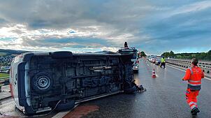 Bei einem Unfall am Montagnachmittag ist ein Kleinlastwagen auf der Autobahn 81 umgekippt. Die Fahrerin musste mit Verletzungen von der ...