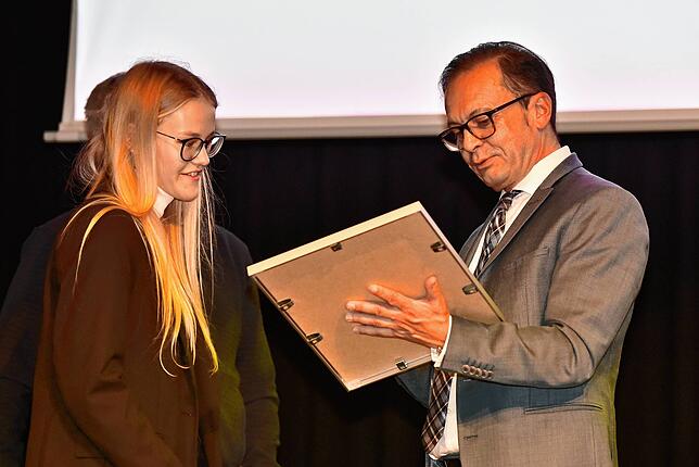 Bei der IHK-Bestenehrung in Rottweil wurde Carmen Knödler eine Urkunde als beste auszubildende Industriekauffrau Baden-Württembergs 2024 ...