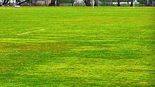 Das Spielfeld des Sportvereins, das vor 50 Jahren in Eigenarbeit erstellt wurde, ist nach Regenfällen und bei Dunkelheit nicht mehr ...