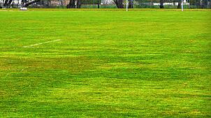 Das Spielfeld des Sportvereins, das vor 50 Jahren in Eigenarbeit erstellt wurde, ist nach Regenfällen und bei Dunkelheit nicht mehr ...