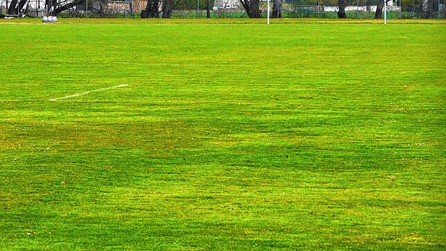 Das Spielfeld des Sportvereins, das vor 50 Jahren in Eigenarbeit erstellt wurde, ist nach Regenfällen und bei Dunkelheit nicht mehr ...