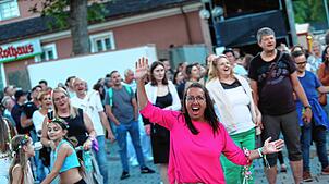 Die Besucher feiern ausgelassen und tanzen zur Musik von James Toro.