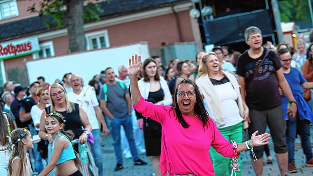 Die Besucher feiern ausgelassen und tanzen zur Musik von James Toro.
