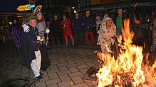 Das Motiv zeitgt das Verbrennen der Markdorfer Fasnetpuppe 2018. Links Narrenbolizei Heinz Schwenninger und Zunftmeisterin Birgit Beck. ...