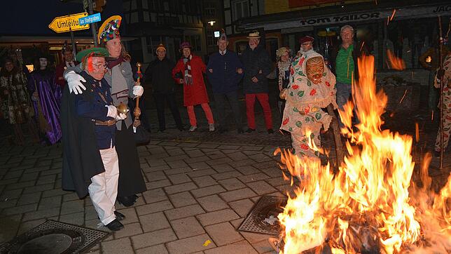 Das Motiv zeitgt das Verbrennen der Markdorfer Fasnetpuppe 2018. Links Narrenbolizei Heinz Schwenninger und Zunftmeisterin Birgit Beck. ...