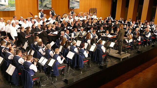 Ein beeindruckendes Schlussbild liefern die Chöre des Männergesangvereins Allmendshofen und der Musikverein Aufen während ihrem ...