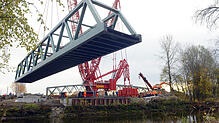 Bild : Die neue Eisenbahnbrücke ist da: So wurde das 560-Tonnen-Teil über der Argen platziert