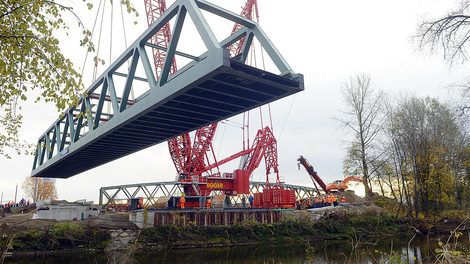 Bild : Die neue Eisenbahnbrücke ist da: So wurde das 560-Tonnen-Teil über der Argen platziert