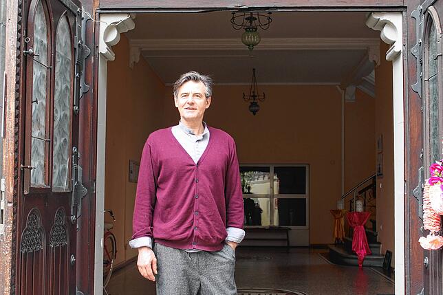 Der Friseur Stefan Wallenstein steht vor seinem Friseurgeschäft in Konstanz.