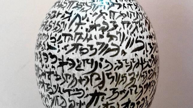 Mit Geheimschrift versehen ist das Osterei des Künstlerduos Anra.