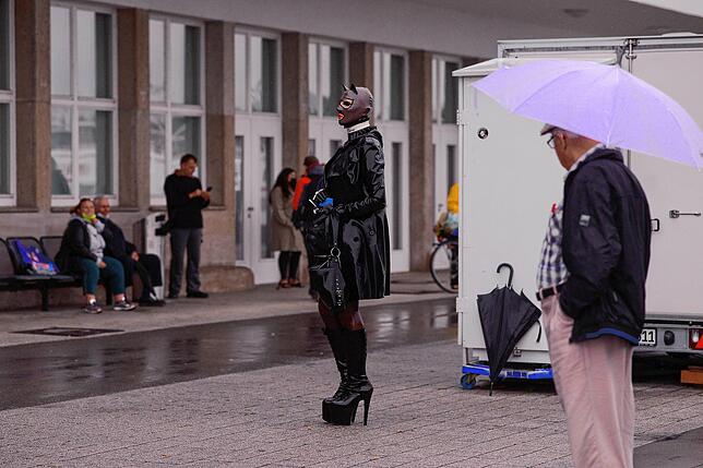 Gäste des Torture Ships präsentieren ihre ausgefallenen Outfits.
