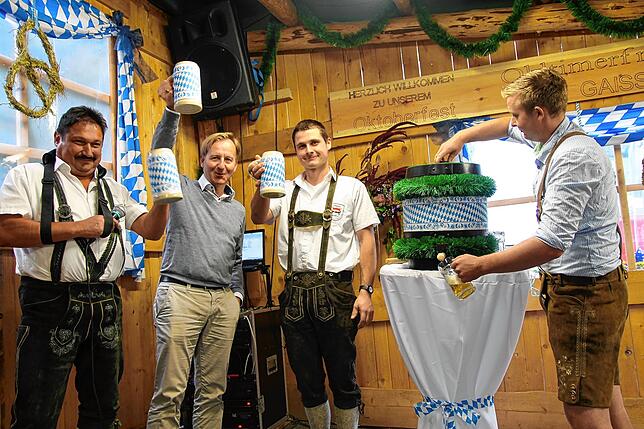 Fassanstich beim Oktoberfest in Gaiß (von links): Joachim Auer, Vorsitzender der Oldtimerfreunde, Oberbürgermeister Philipp Frank, ...