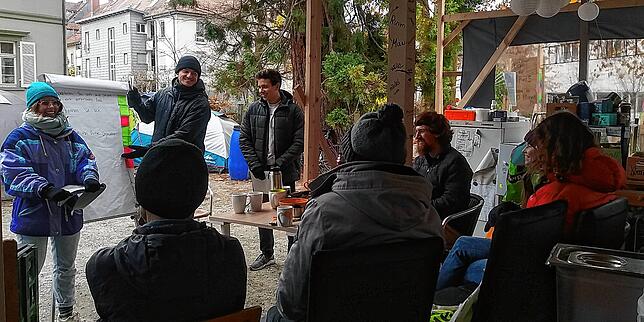 Die Konstanzer Studenten bei einem Workshop im Klimacamp im November.