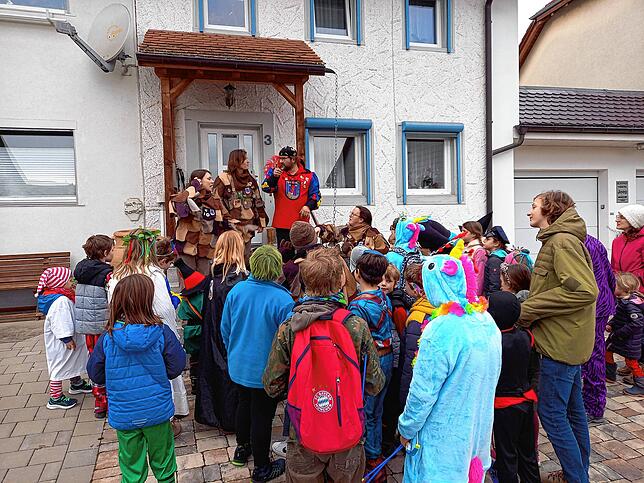 Sie sammeln sich zum Hemdglonkerumzug in Rechberg.
