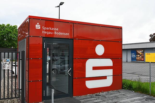 Mit solchen Automatenwürfeln oder SB-Cubes will die Sparkasse Hegau-Bodensee in der Fläche präsent bleiben, zum Beispiel in ...