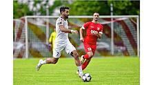 Tevfik Ceylan (am Ball) entwischt seinem Geisinger Gegenspieler Maximilian Kwiring. Ceylan erzielte beim Villinger Pokal-Erfolg einen ...